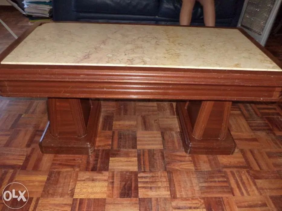 Mesa de centro em mogno com pedra em mármore.
