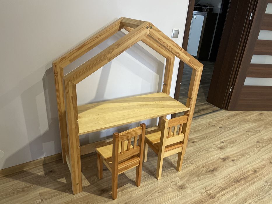 Biurko domek z krzesełkami