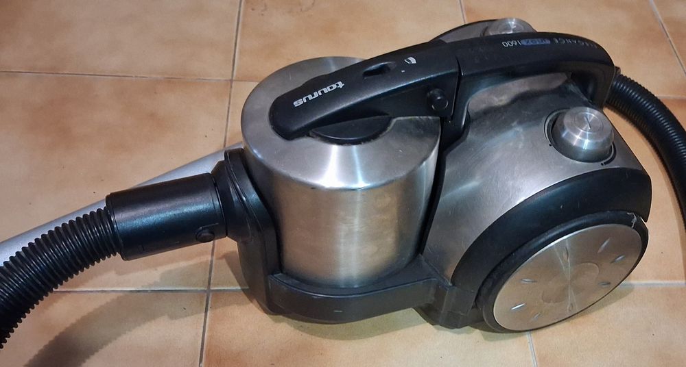Aspirador Taurus em inox com boa sucção