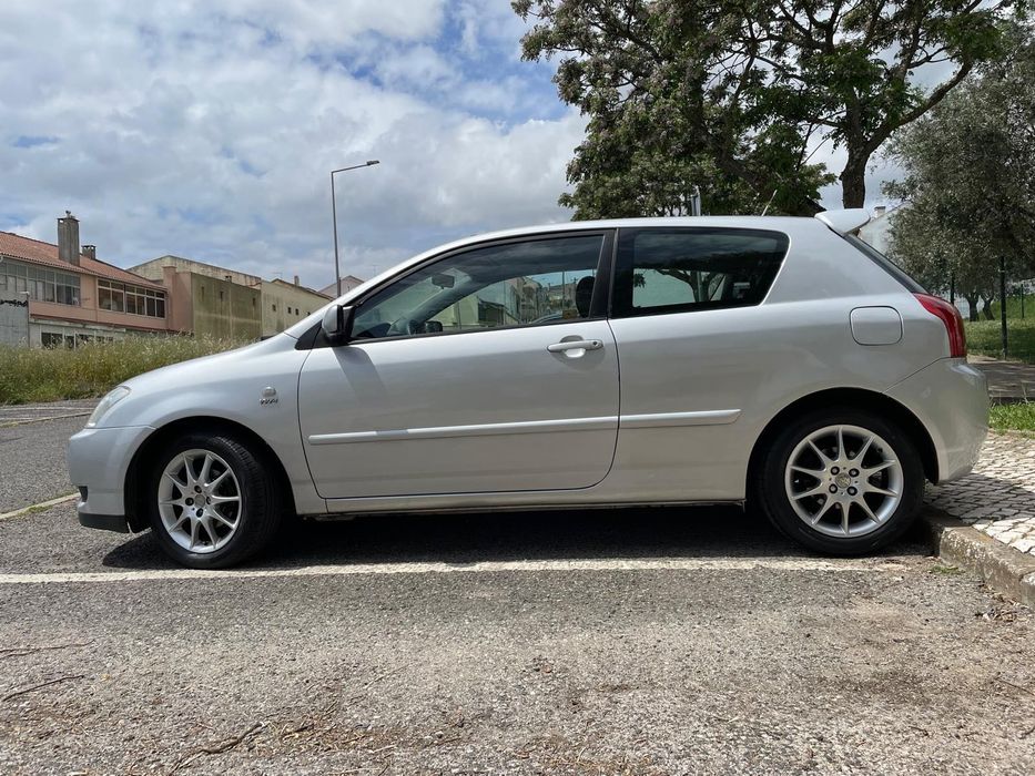 Toyota Corolla Hatchback E12U 1.4 VVT-i Full Extras + Jantes 16" + Bancos em Pele
