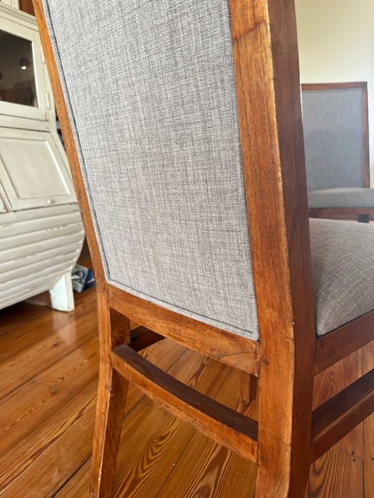 10 Cadeiras sala de jantar de madeira com estofo em tecido cinzento