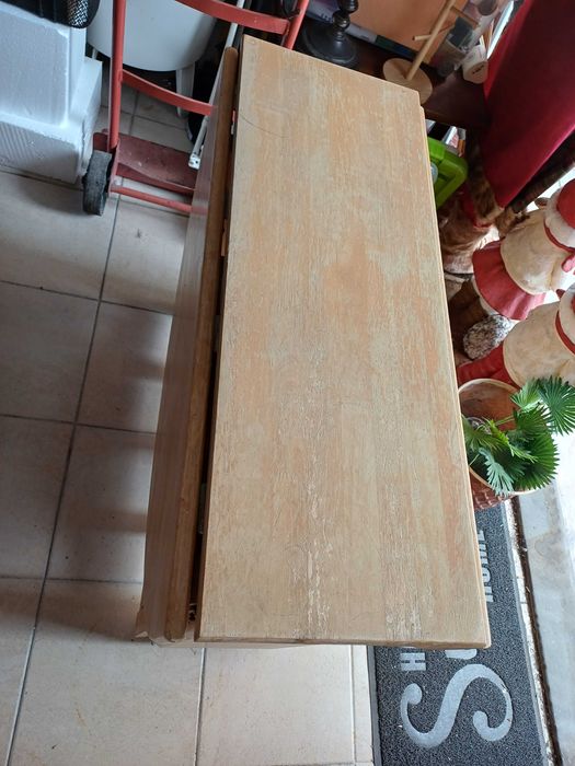 Mesa em madeira com abas rebatíveis