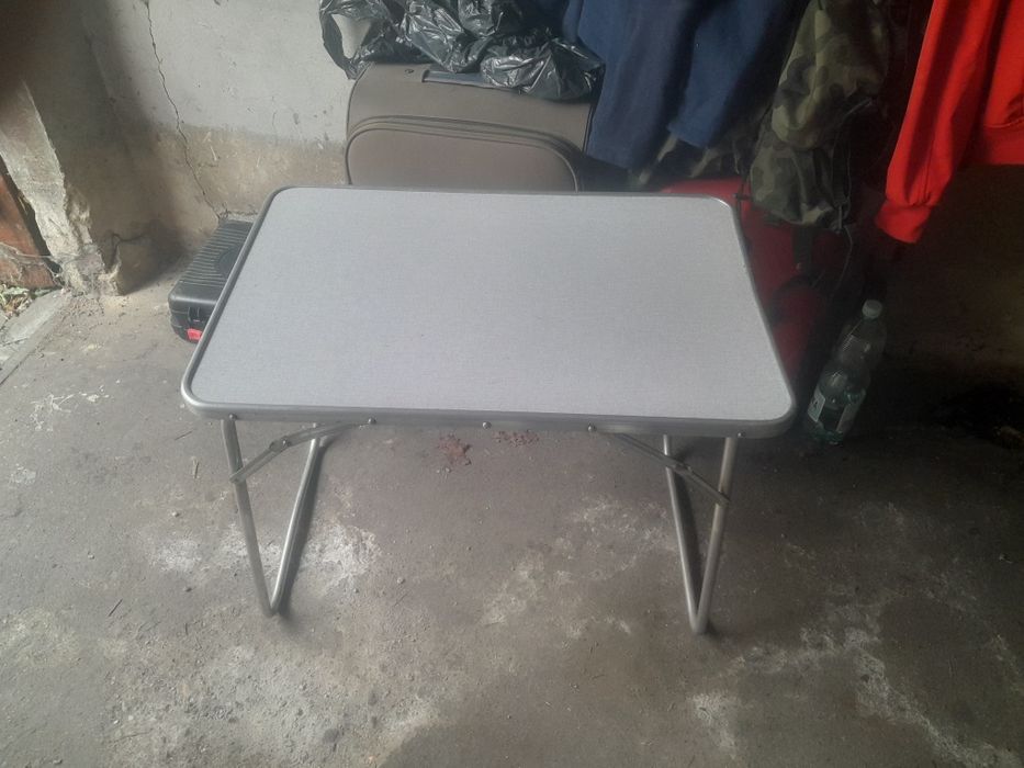 Stolik biwakowy w dobrym stanie