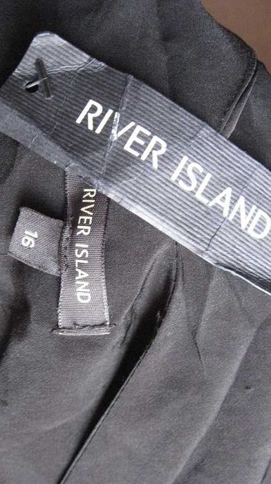 Сарафан черный с воланом на груди
River Island