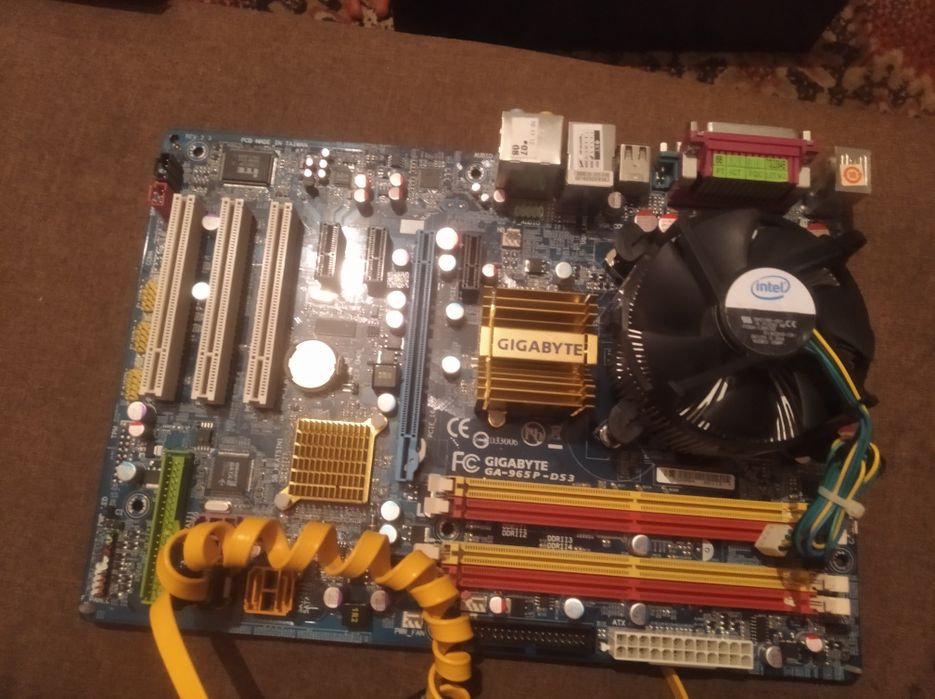 Материнская плата GIGABYTE