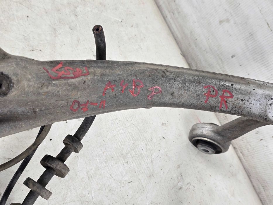 AUDI A4 B8 A5 8T PRZED LIFT 07-11 Zwrotnica prawa przód przednia 8K0407258G