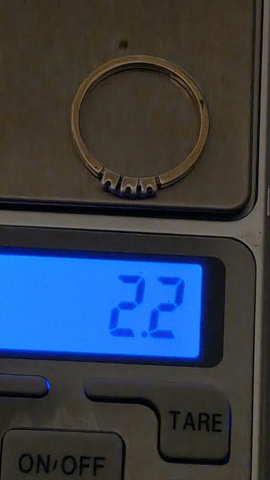 Złoty pierścionek  585 z 3 brylancikami.