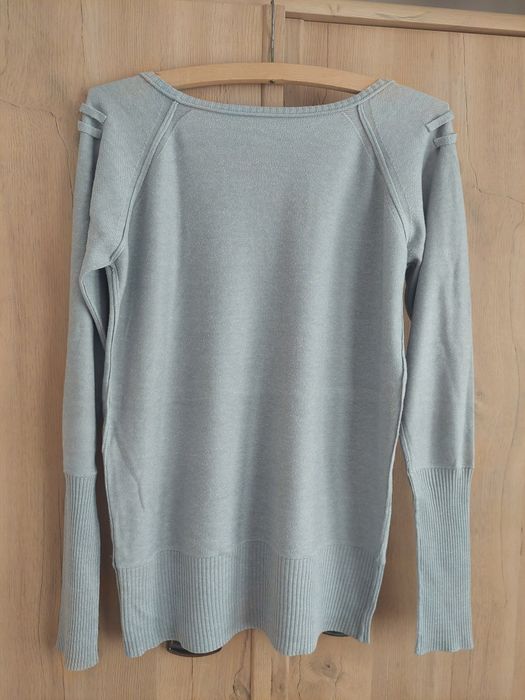 Sweter z dekoltem w V. Makalu. Rozmiar M.