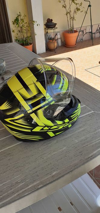 Vendo blusão e capacete de moto o blusão em couro como novo da casa das peles e o capacete ls2 com 2 vizeiras