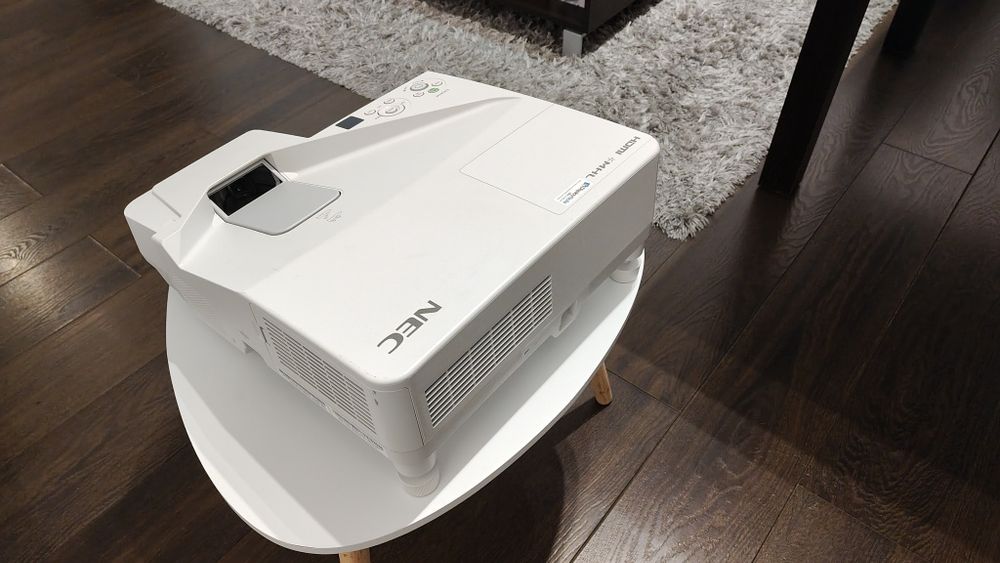 Projektor NEC UM301W – krótkoogniskowy | 75% lampy | KINO W  DOMU!!!