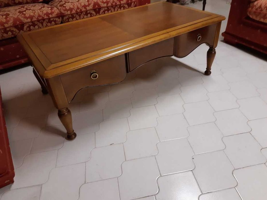 Mesa de centro com gaveta