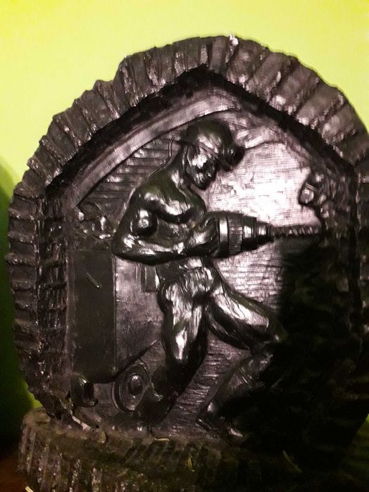 Figurka wykonana z wegla