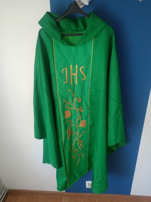 Ornat liturgiczny zielony z haftem JHS (IHS) – 3 sztuki