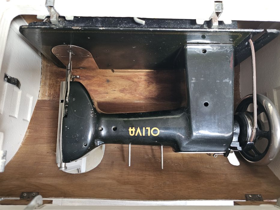 Mesa restaurada com máquina de costura  Oliva