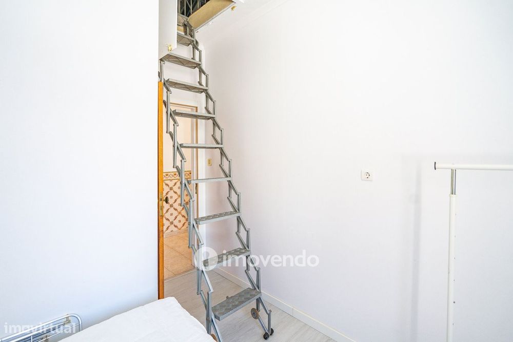 Moradia T4 mais Anexo T1, com jardim, na Caparica