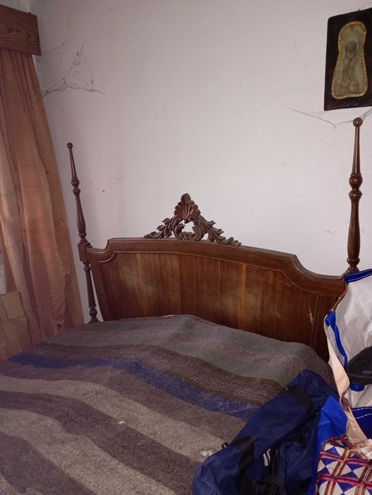 Cama antiga de madeira