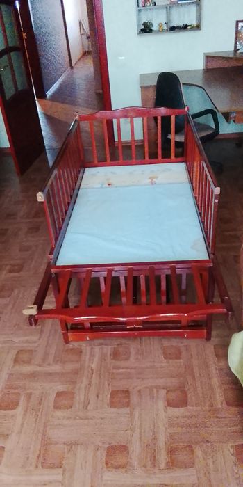 Дитяче ліжко на маятнику без матрацу