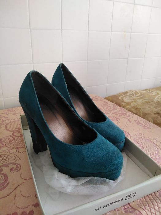 Vários sapatos usados..