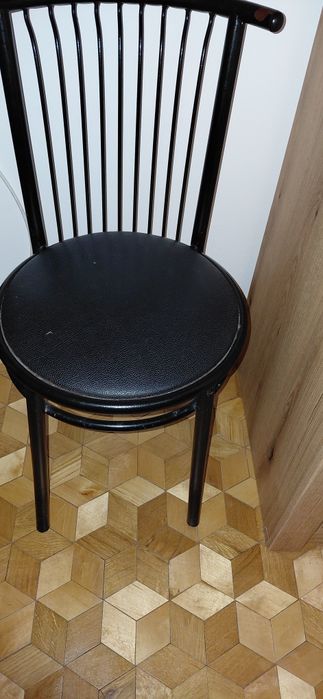 Sprzedam 4krzesła  na metalowej konstrukcji  I skórzanym siedlisku.