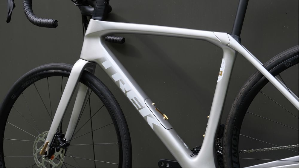 Новий шосейний велосипед Trek Domane SL 6 Shimano 105 Di2 (2025)