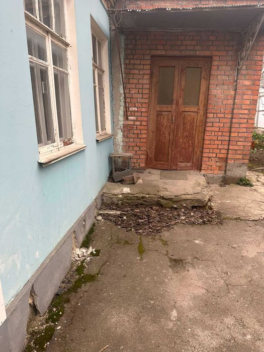 Частина будинку з власним входом, супер локація, мінімальне оформлення