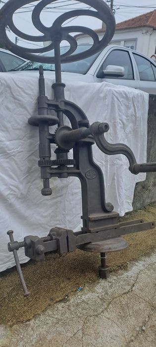 máquina de perfuração mecânica antiga