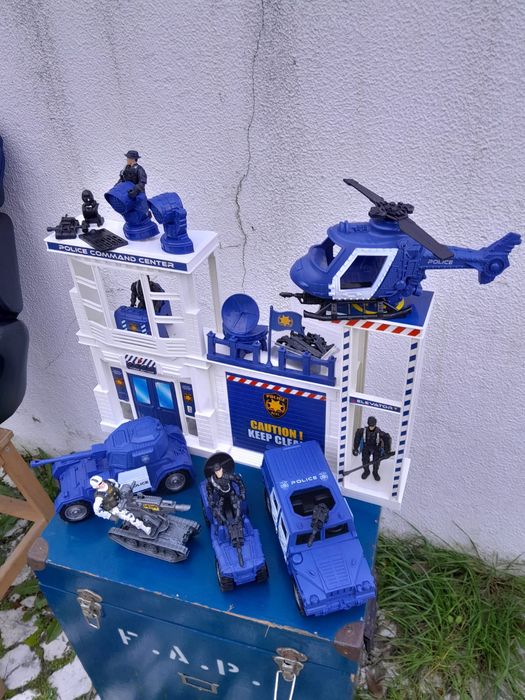 Centro de polícia de comando com luz e sons