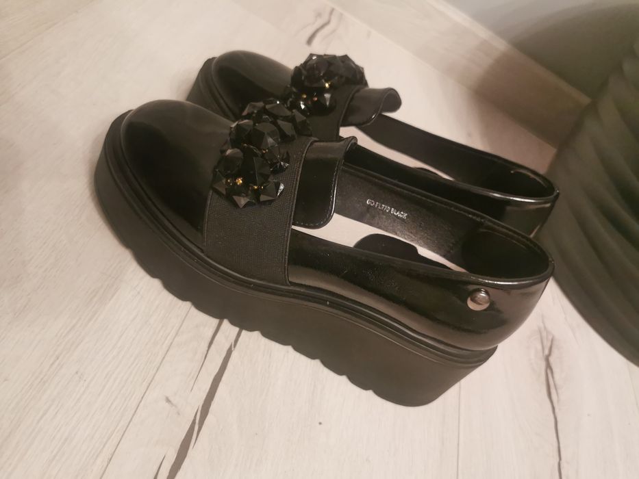 Półbuty na wysokiej podeszwie z koralikami