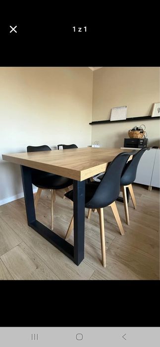 Stół z krzesłami