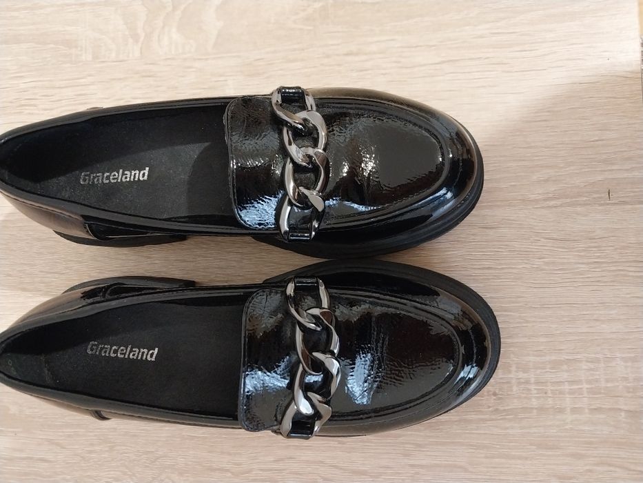 Продам чорні лаковані лофери Graceland на дівчинку 32 розмір