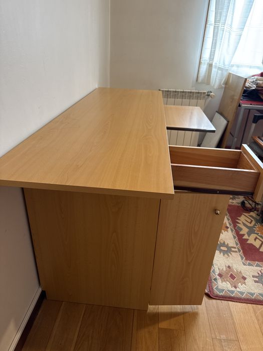 Secretária para computador com arrumação