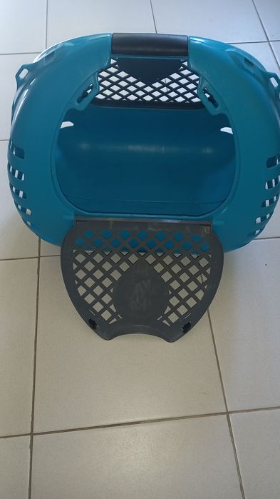 Transportadora para animais, resistente.