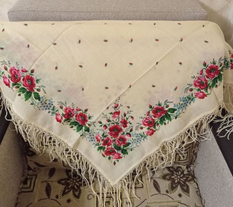 Старовинна хустка з китицями