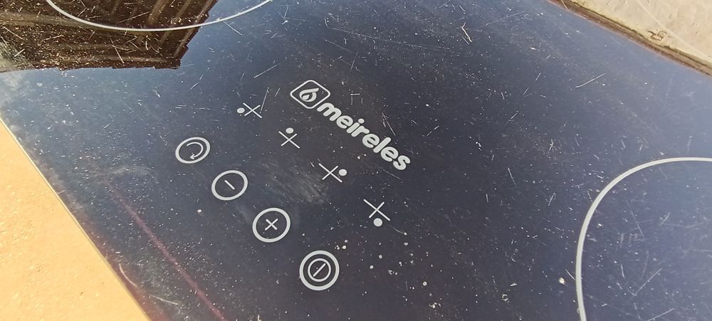 Placa Meireles com canto partido mas a funcionar