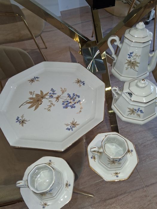 Conjunto de porcelana. Marca Firenz, pintado à mão com fio de ouro