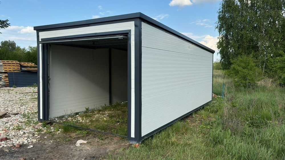 Garaż z płyt warstwowych 3x5,8m