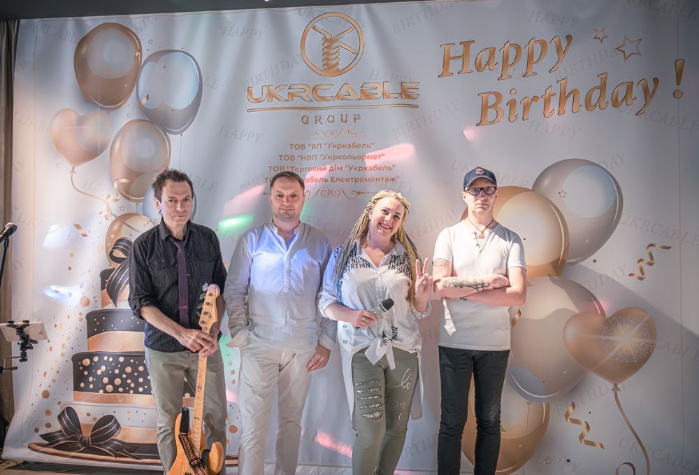 В рабочую кавер группу требуется поющий гитарист,  или поющий  клавишн