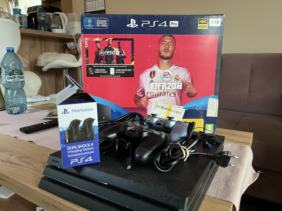 Ps4 pro + dwa pady + ładowarka stojąca do padów
