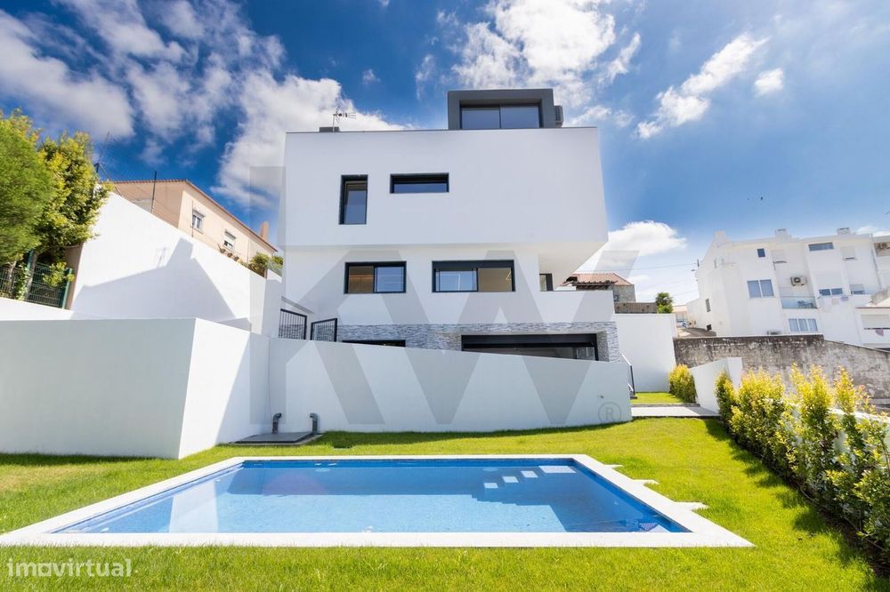 Moradia T3+1 para venda em condominio com jardim e piscina privados