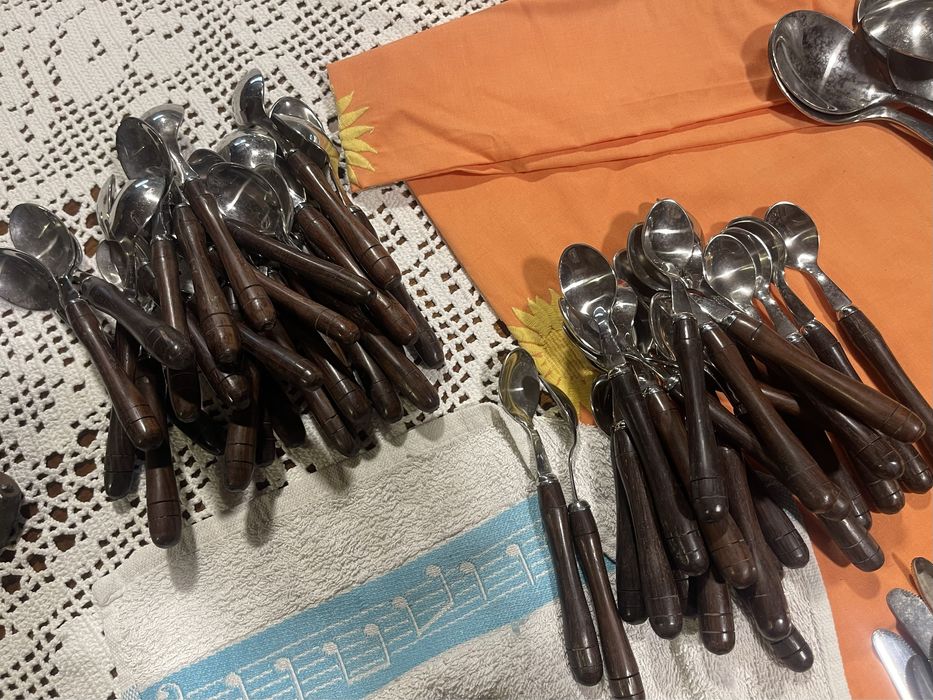 Faqueiro 298 peças com cabo de madeira