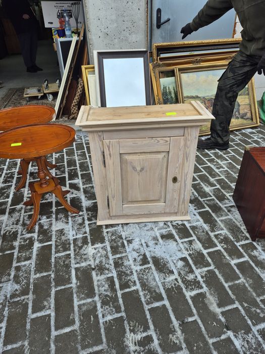 Drewniana szafka podwieszana