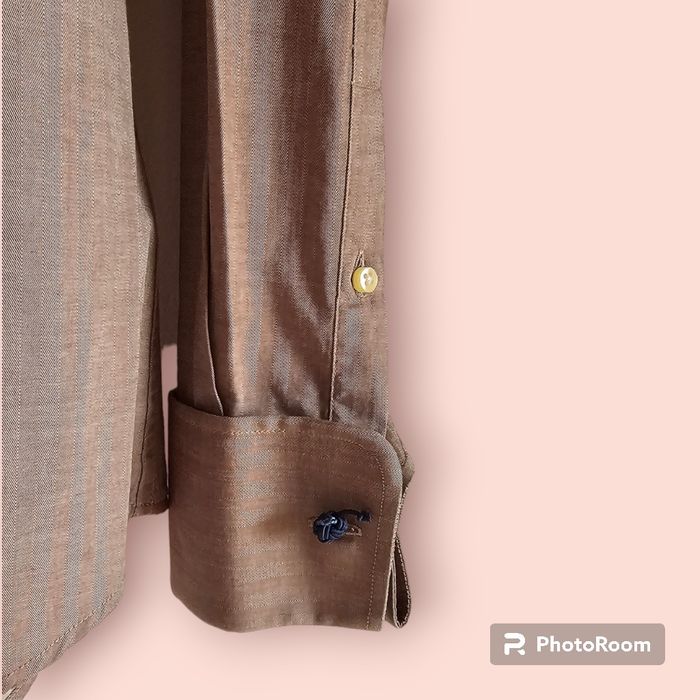 Camisa castanha com pormenor punho