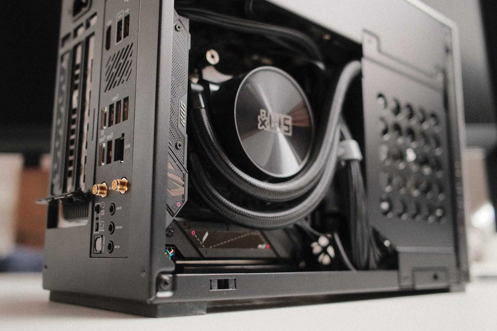 SFF MINI PC | Ryzen 7950X3D | RTX 4080 Super | 64GB | 4TB