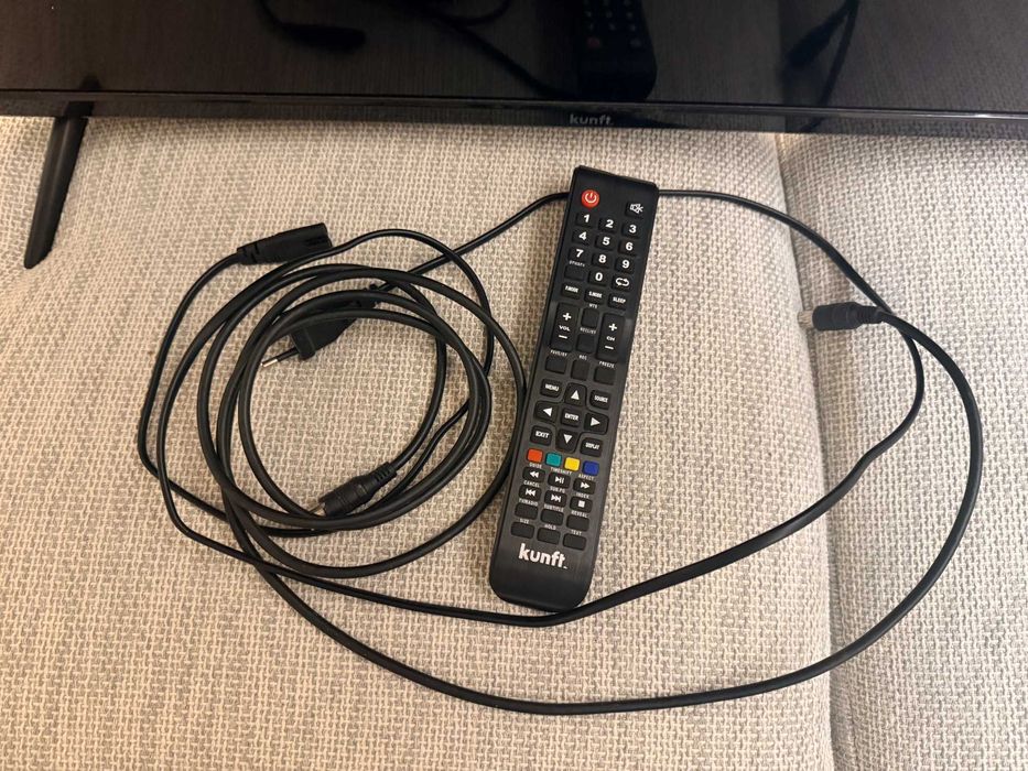 TV LED 32" Kunft com comando e cabos e 2 pés de suporte incluídos. Como nova.