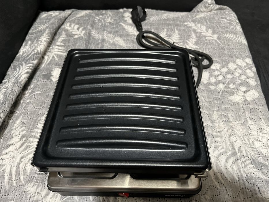 Grelhador novo para carne e peixe