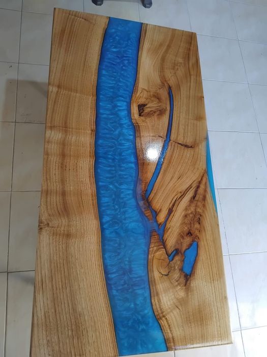Mesa em madeira com resina