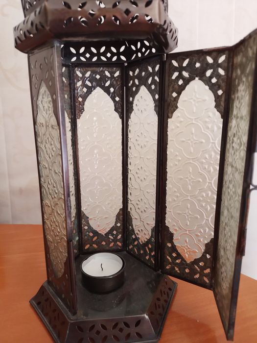 Metalową latarnia że szkłem ornamentowym