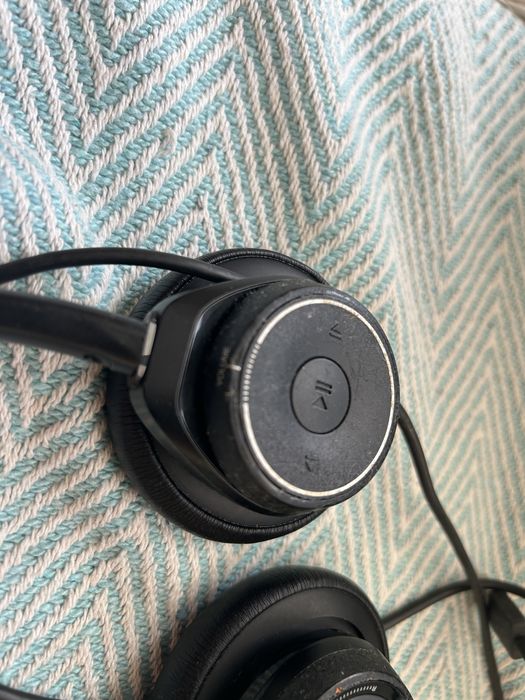 Plantronics headset voyager focus uc mais base