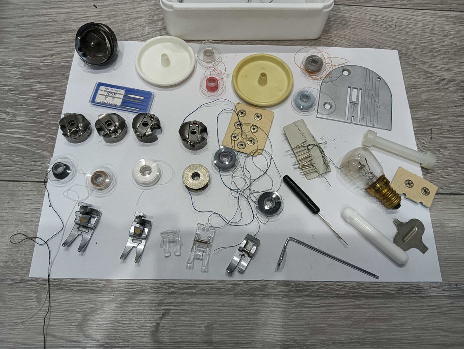 Maszyna do szycia sam przybornik VERITAS szpulki stopki igły