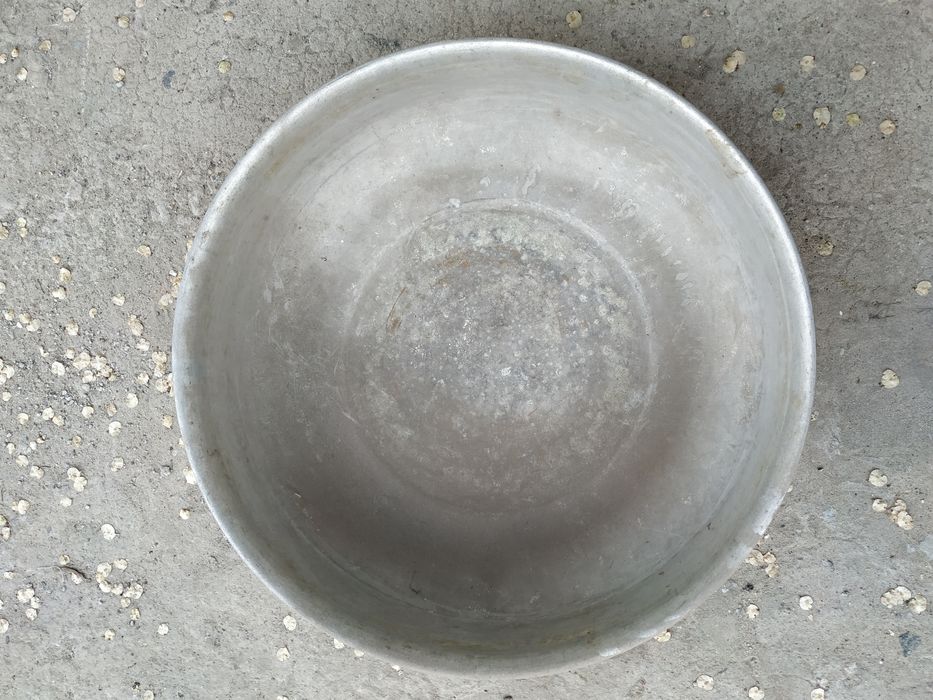 Таз алюминиевый не гнутый.